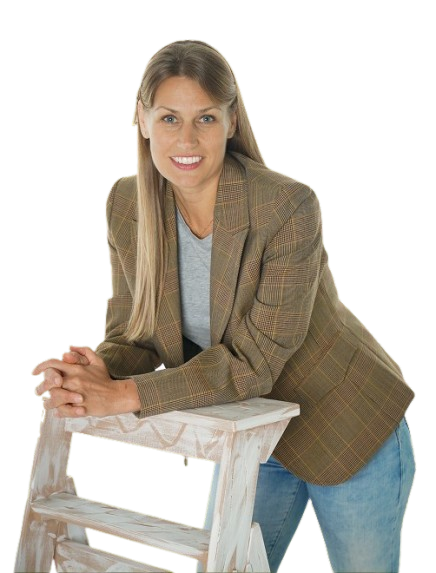 Mujer con blazer marrón sonriendo.