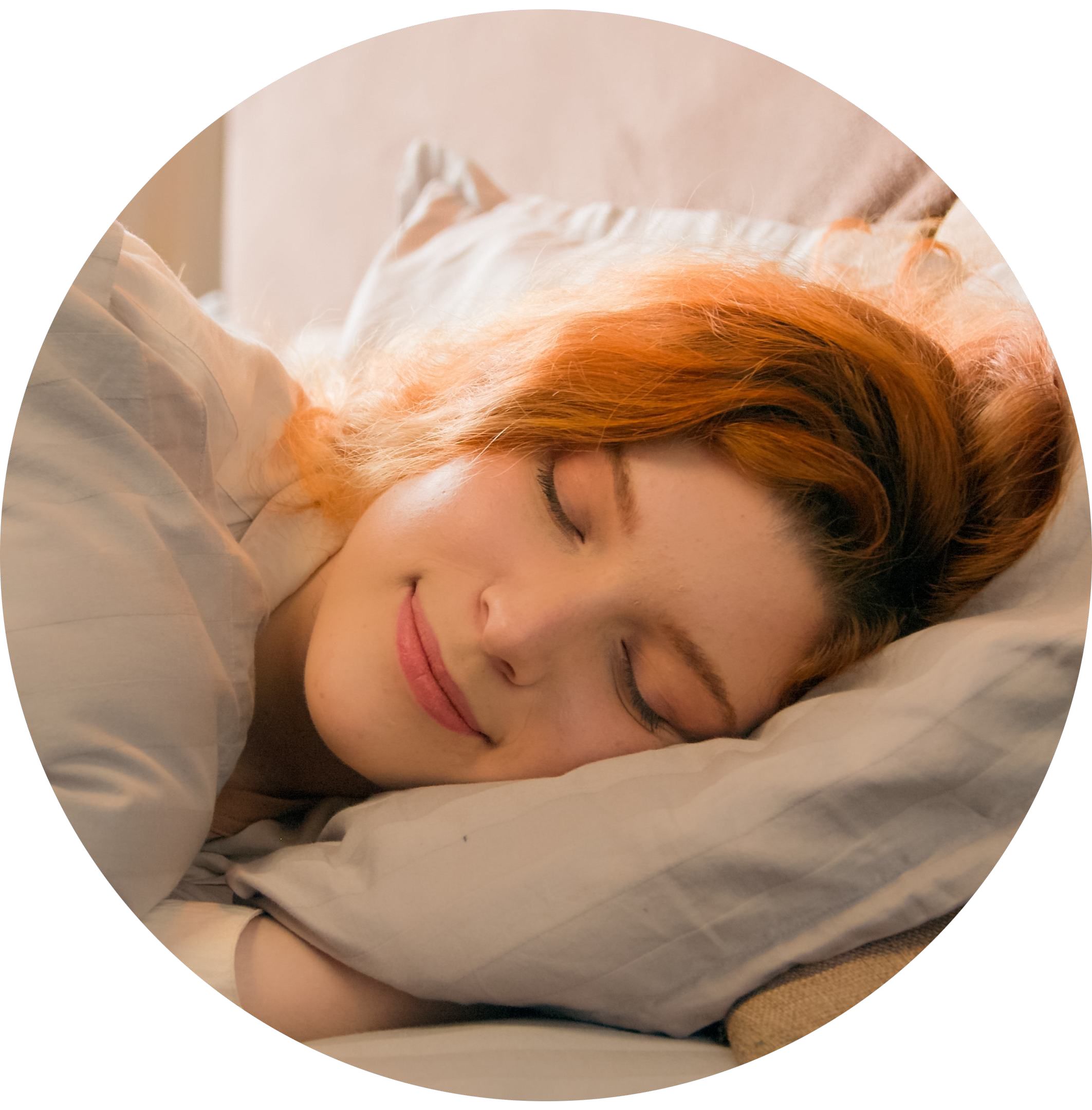 Mujer durmiendo plácidamente en cama blanca