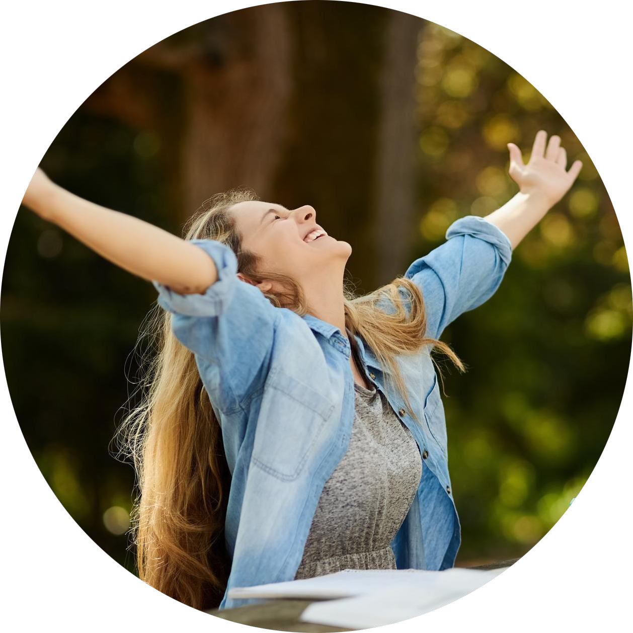 Mujer feliz estirando los brazos al aire libre