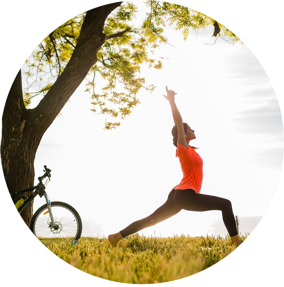 Persona practicando yoga al aire libre