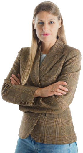 Mujer con blazer marrón cruzada de brazos.