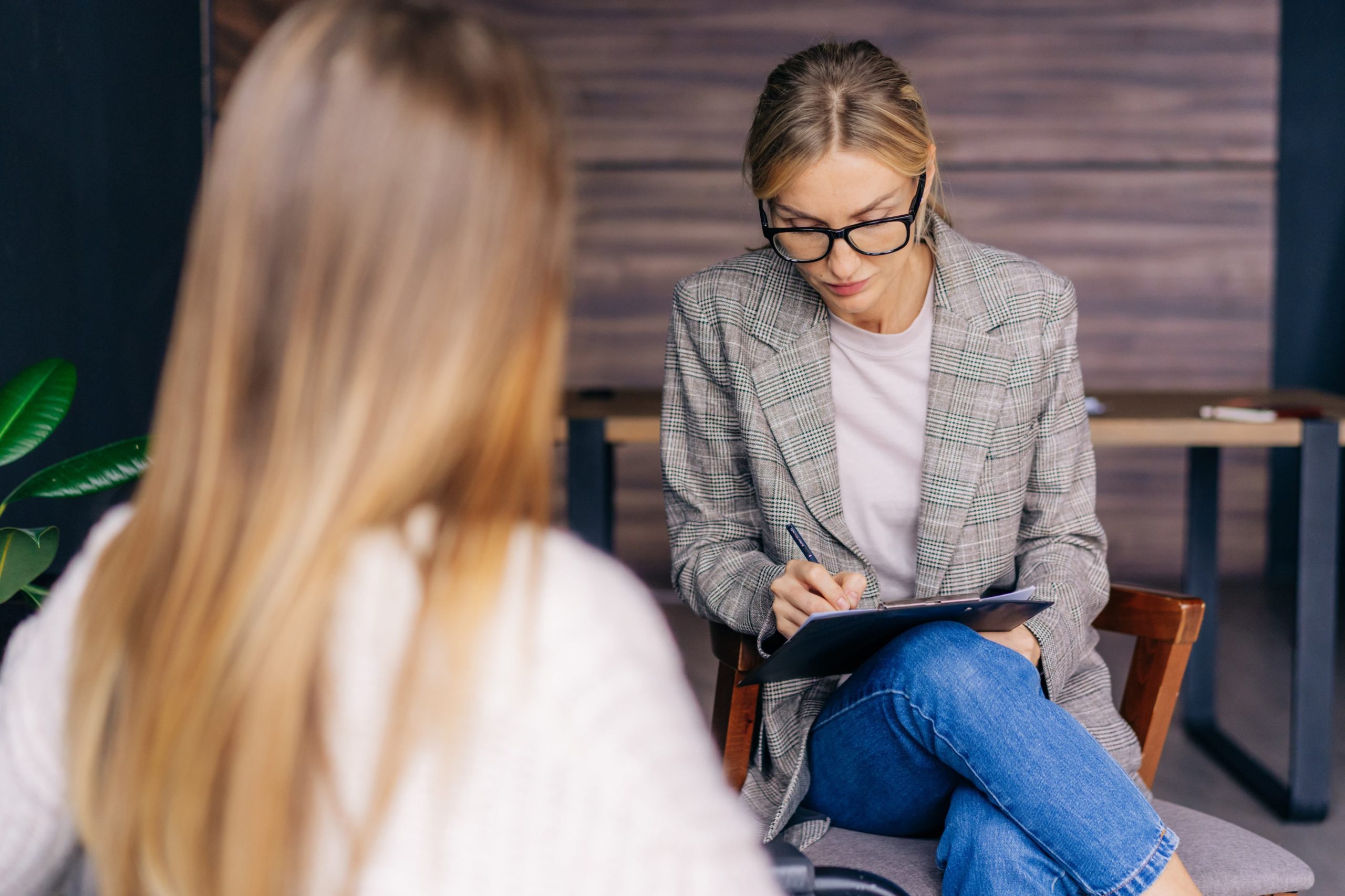 Terapeuta escribiendo mientras escucha