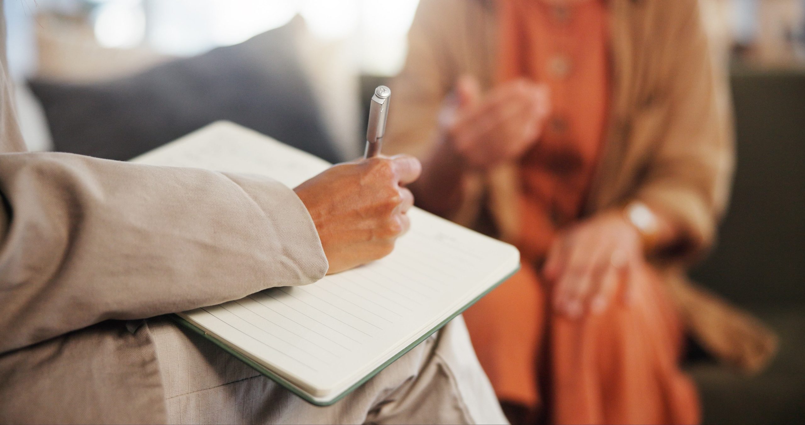 Persona escribiendo en libreta