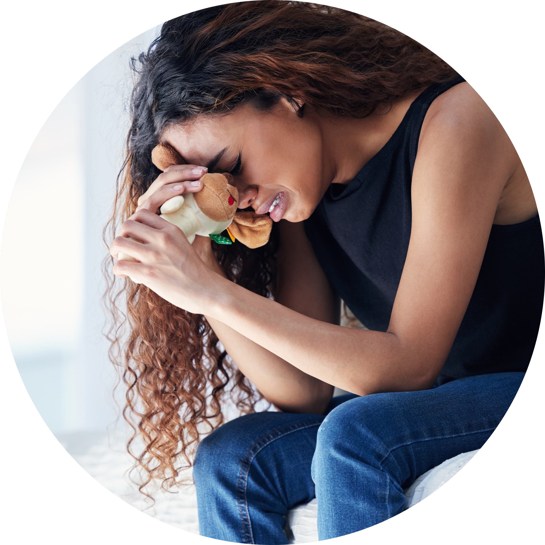 Mujer llorando con las manos en el rostro