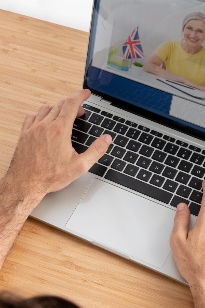 Mano usando laptop — contacto online con Evolet Psicología.