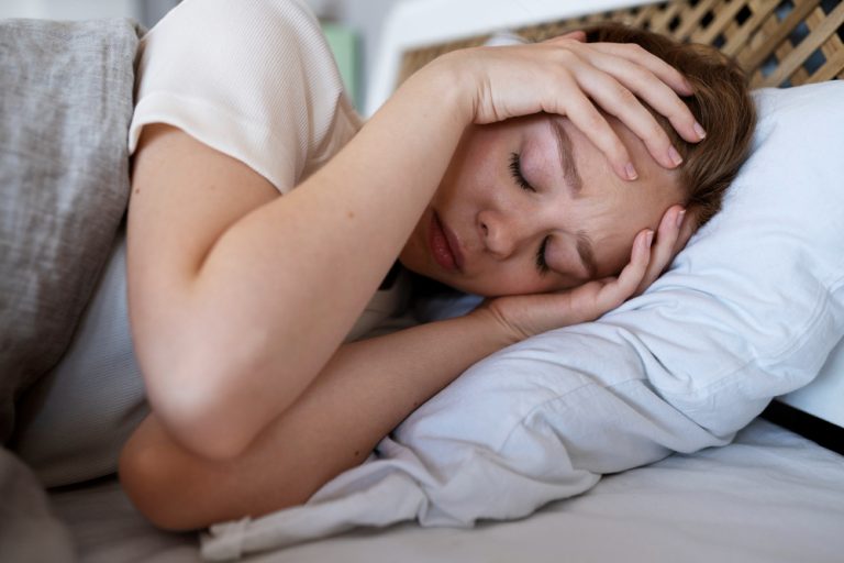 Mujer acostada no puede dormir