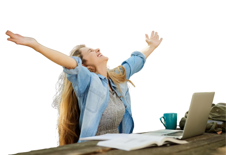 Mujer sonriendo con los brazos abiertos mientras estudia — símbolo de bienestar emocional y libertad.